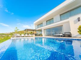 Lê Maison Deluxe Madeira - Where Peace is breathed and Luxury is felt!, hotel i Ribeira Brava