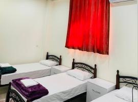 Comfy ground floor family home near Holy Shrines، فندق في كربلاء