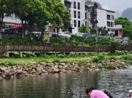 铂曼智慧酒店-Near the east gate of the Forest Park, about a 10-minute walk-There is a beautiful small river at the entrance-offers free self-service laundry and Attraction Tickets Serivce in advance