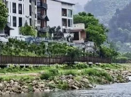 铂曼智慧酒店-Near the east gate of the Forest Park, about a 10-minute walk-There is a beautiful small river at the entrance-offers free self-service laundry and Attraction Tickets Serivce in advance