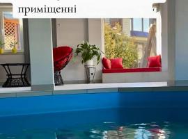 Wood-House, hotel in Tatariv