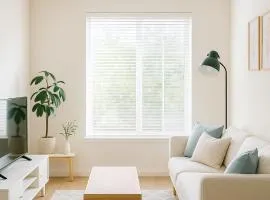 Holiday in LA- Koreatown Retreat with Free Parking, Pool and Sauna