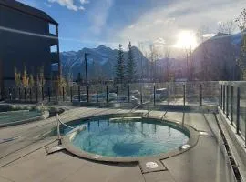3 Bedroom with Heated Outdoor Pool and Hottub!