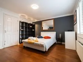 Modern 4-bed House near Excel London