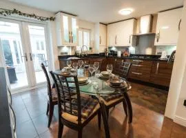 Modern 4-bed House near Excel London