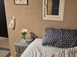 Cosy Budget Tiny Home, hotel in Peterborough