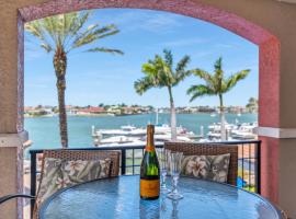 Luxury 3 Bed Condo at Popular Esplanade Overlooking Smokehouse Bay, hotel i Marco Island