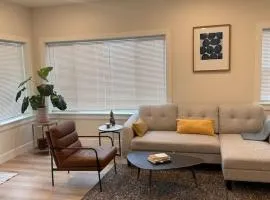 Family Vacation Getaway - Lovely Downtown Home