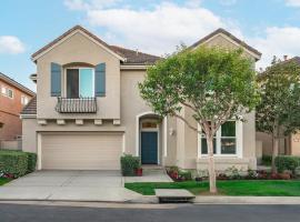 Resort-style Gated Coastal Retreat Pool Tennis, hotel in San Joaquin Hills