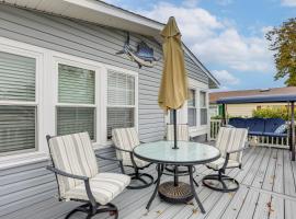 Walk to Beach! Surfside Beach Family Bungalow, bungalov v destinaci Myrtle Beach