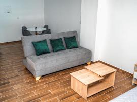 Modern studio apartment with AC and secure parking, hotel v destinaci Acacías