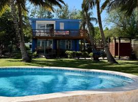 Beachfront Spacious Home Private Luxury Pool, hotel a Las Coles
