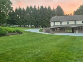 Peaceful Mountain Farm, hotel in Honey Brook