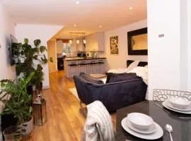 Cosy 4BR house, West Didsbury, bars and restaurants close by, Free Parking, Sleeps 8