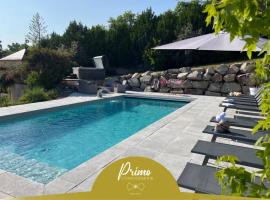 La Villa en Loire, avec Jacuzzi 6 places, Piscine chauffée, boulodrome, salle de jeu, 6 Chambres, vue Loire, 350M2, hotel din La Charité