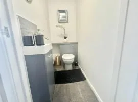 Lovely modern 4 bedroom two and half bathroom Home in Ashford