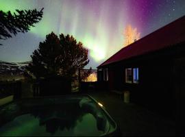 Cheerful forest cabin Fireplace and Hot tub, hotel in Akranes