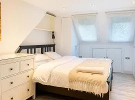 Bright Loft Room Near Wembley Stadium