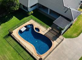 Exclusive Riverfront Retreat - Private Boat Ramp, hotel i Echuca
