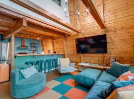 Charming Pinecrest Cabin with Private Deck, hotel en Strawberry