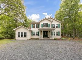 Spacious Home by Kalahari Waterpark, Camelback, Jim Thorpe, FREE EV and PRIVATE SAUNA, hotel in Albrightsville