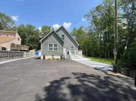 Beach House By The Bay, Sleeps 19, 9 Car Parking