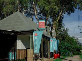Coral Beach Lodge, cabin in Port Douglas