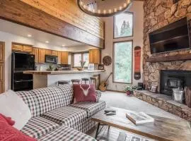 Spacious 3BD & Loft Villa - Convenient to Slopes