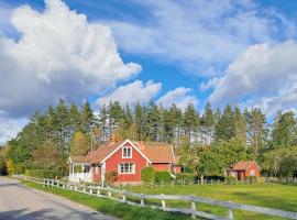 Awesome Home In Söderåkra With Wifi, hotel in Strömby