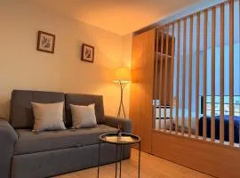 Moderno Loft Urbano con Balcón