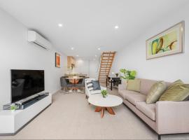 Light Filled 2BDR Loft in Kingston with Parking, ξενοδοχείο σε Kingston 