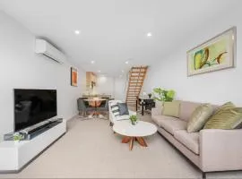 Light Filled 2BDR Loft in Kingston with Parking