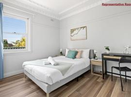 Cozy Queen Room - Close to Eateries & Shops - Shared Bathroom, hotel i Sydney