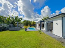 Villa CANELLE FWI 4 Étoiles piscine jacuzzi beach surf, ξενοδοχείο σε Le Moule