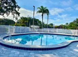 AMI, 2 Heated Pools, IMG, 2 hot tubs, Pickleball