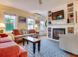 Kennebunk Cottage with Yard Less Than 1 Mi to Beach!, hotel in Kennebunk