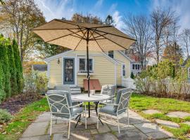 Kennebunk Cottage with Yard Less Than 1 Mi to Beach!, khách sạn ở Kennebunk
