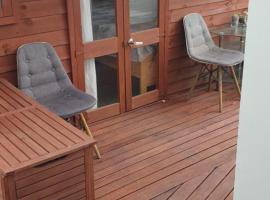 Private cabin Close to airport, hotel in Auckland