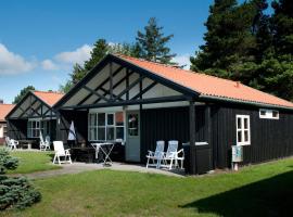 Holiday home with waterpark access in Væggerløse, villa em Bøtø By