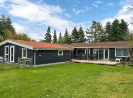 Awesome Home In Væggerløse With Sauna, hotel s vířivkou v destinaci Bøtø By