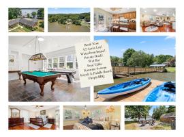 Scenic Lakehouse Getaway with Private Dock, Hot Tub, Fire Pit & Indoor Entertainment A Winter Paradise!, hotel a Fort Lawn
