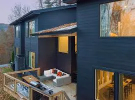 Dark Horse by AvantStay Secluded 5BDR w Hot Tub Game Room Deck Forest Views