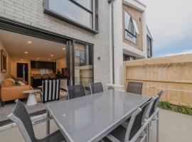 Modern Addington Escape Stylish 2br Townhouse, hotel in Addington