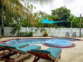 Walk to Beach! Key West Paradise with Ocean View, hotel v destinaci Cudjoe Key