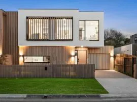 Grandview Luxe- Central Barwon Heads, Brand New, Sleeps 6, Aircon, Parking, WIFI, walk to beach and shops