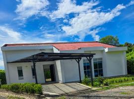Casa de Descanso con Piscina y Jardín Ricaurte, hotel v destinaci Ricaurte