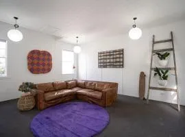 City Apartment - Steps to Cafés, Galleries & Coast