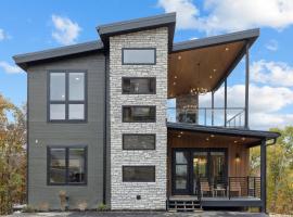 Sevierville में, होटल Sunshine Ridge Stays - Luxury cabin with Rooftop, Indoor Pool, Game Room & Hot Tub