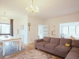 Redwoods Lodge - 6BR & 6BA - Large Groups - Free Parking - Up to 14 Guests