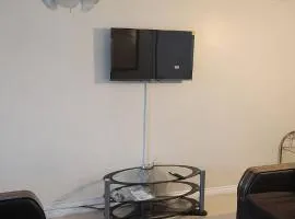 Peaceful Family Home in Tilbury with Garden Parking for 3 Cars